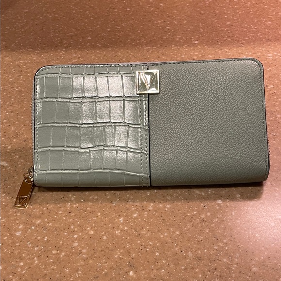 Victoria's Secret Palm Green Croc Wallet - Picture 1 of 7